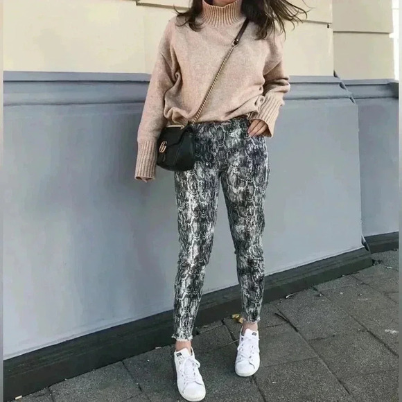 Zara Snakeskin Print Jeans High Waisted Ankle Cropped Raw Hem Grey  Cream Size 2 - Picture 16 of 16